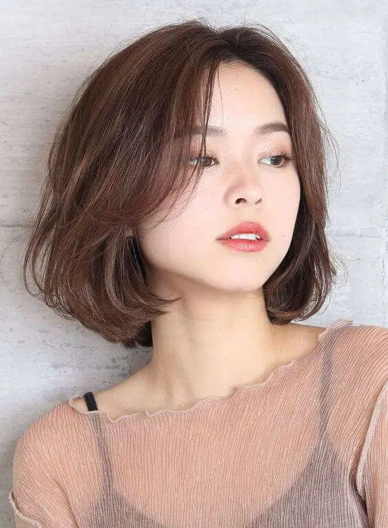 model rambut pendek wanita flipped under ends