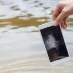Ponsel Anda Terendam Banjir? Lakukan 4 Cara Ini