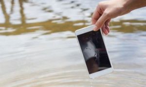 Ponsel Anda Terendam Banjir? Lakukan 4 Cara Ini
