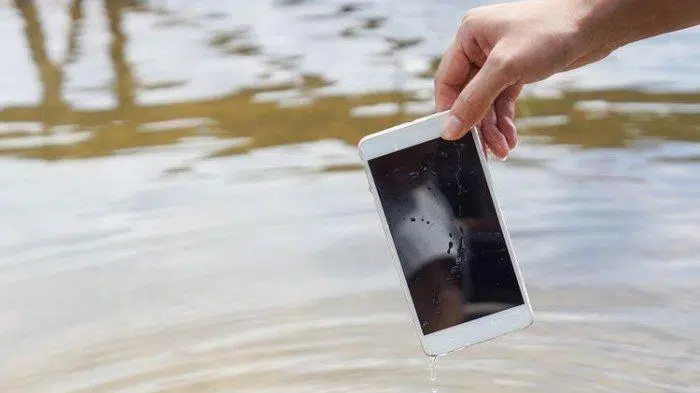 Ponsel Anda Terendam Banjir? Lakukan 4 Cara Ini