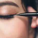 5 Kesalahan yang Sering Wanita Lakukan saat Memakai Eyeliner