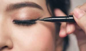 5 Kesalahan yang Sering Wanita Lakukan saat Memakai Eyeliner