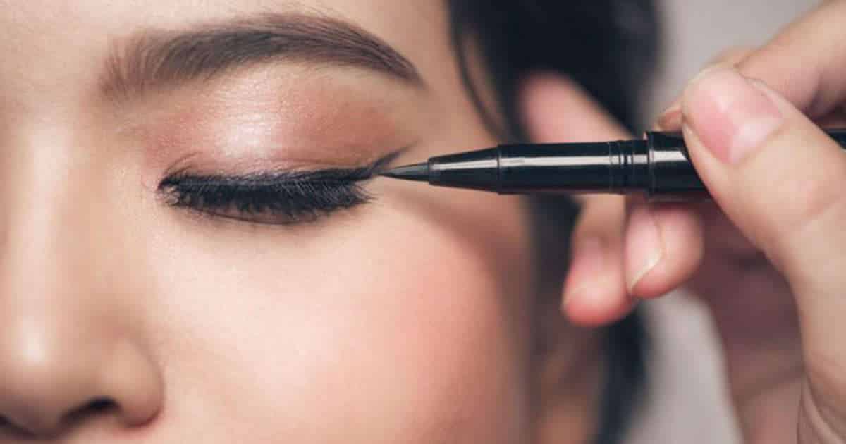 5 Kesalahan yang Sering Wanita Lakukan saat Memakai Eyeliner