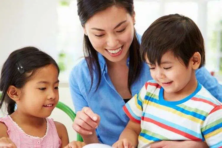 Kenali 4 Alasan Penting saat Orang Tua Menemani Anak Belajar