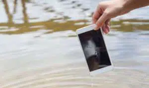 3 Cara Cepat dan Aman Keringkan Smartphone yang Terkena Air