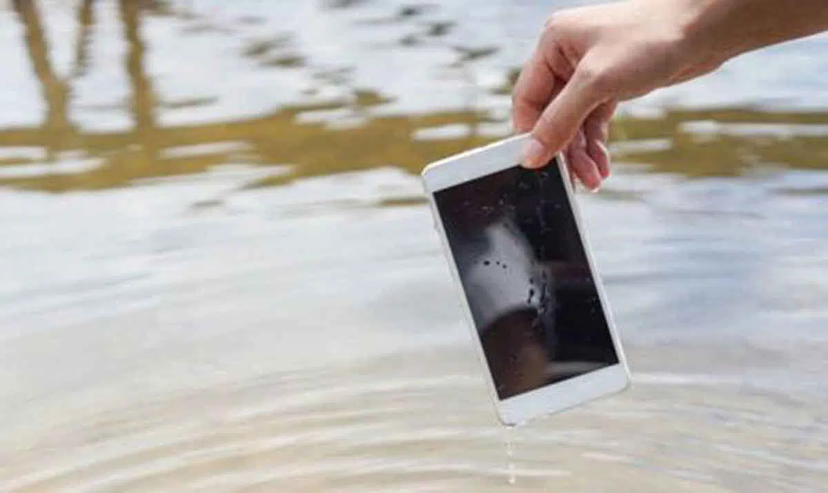 3 Cara Cepat dan Aman Keringkan Smartphone yang Terkena Air
