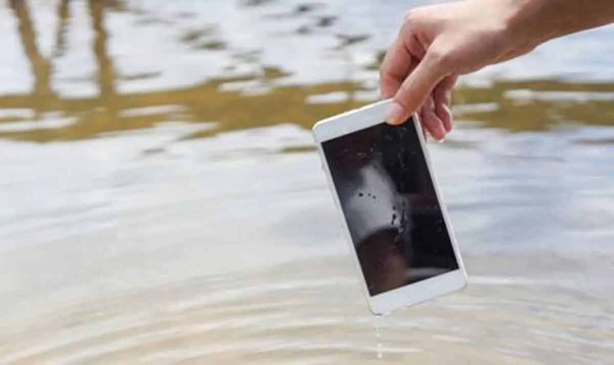 3 Cara Cepat dan Aman Keringkan Smartphone yang Terkena Air