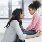 4 Cara Efektif Bangun Komunikasi yang Baik dengan Anak Introver