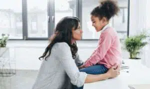 4 Cara Efektif Bangun Komunikasi yang Baik dengan Anak Introver