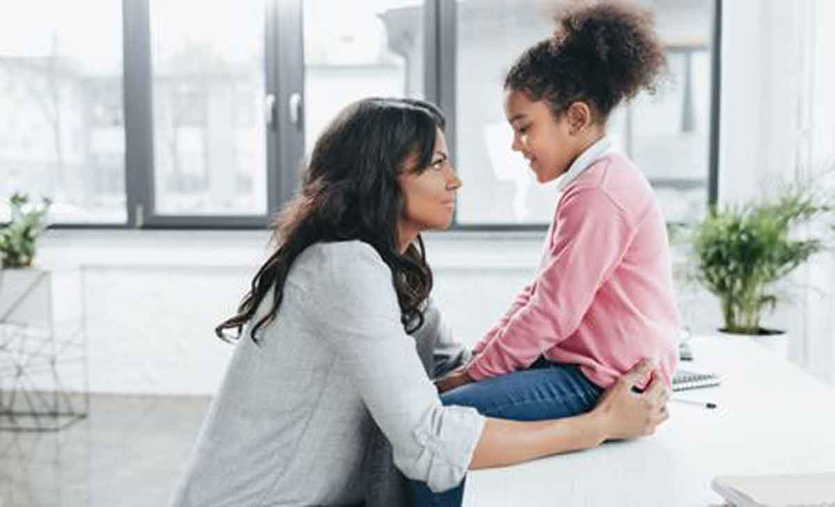 4 Cara Efektif Bangun Komunikasi yang Baik dengan Anak Introver