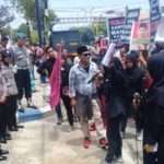 Dugaan Korupsi DD, Warga Sokobanah Demo Kantor Kejari Sampang