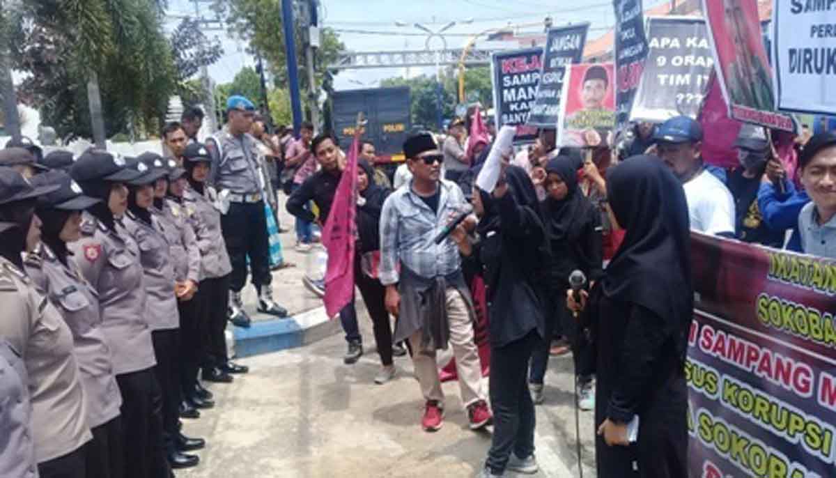 Dugaan Korupsi DD, Warga Sokobanah Demo Kantor Kejari Sampang