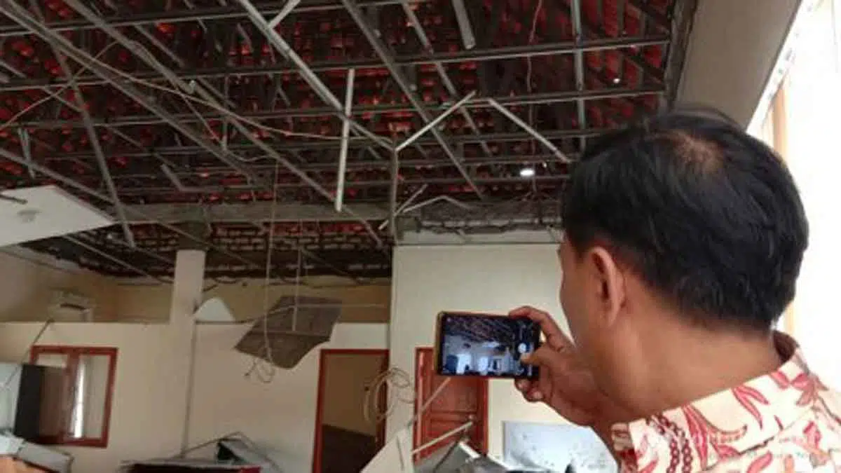Atap Ruang Kerja DKP Sampang Ambruk