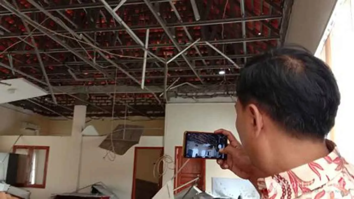 Atap Ruang Kerja DKP Sampang Ambruk