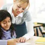 Benarkah Dipuji Guru Bisa Bikin Murid Lebih Fokus? Ini Jawaban Studi