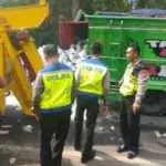Truk Mercedes Benz Tabrak Pohon di Bangkalan