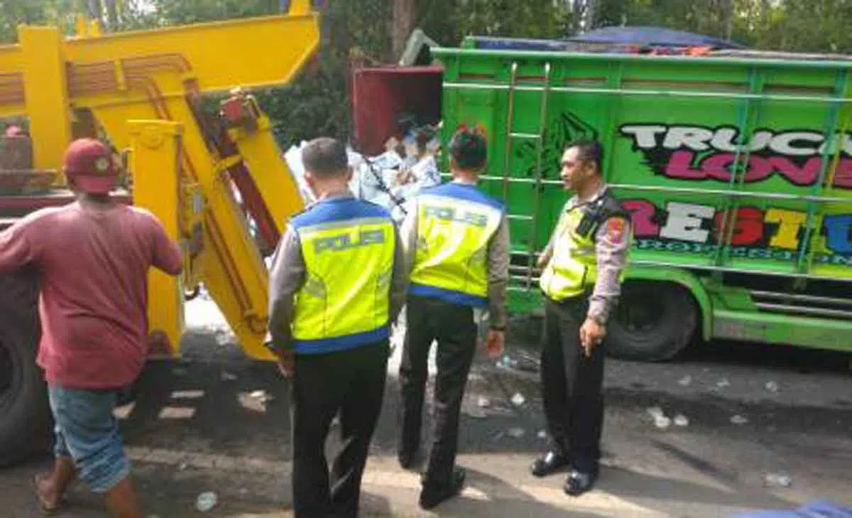 Truk Mercedes Benz Tabrak Pohon di Bangkalan