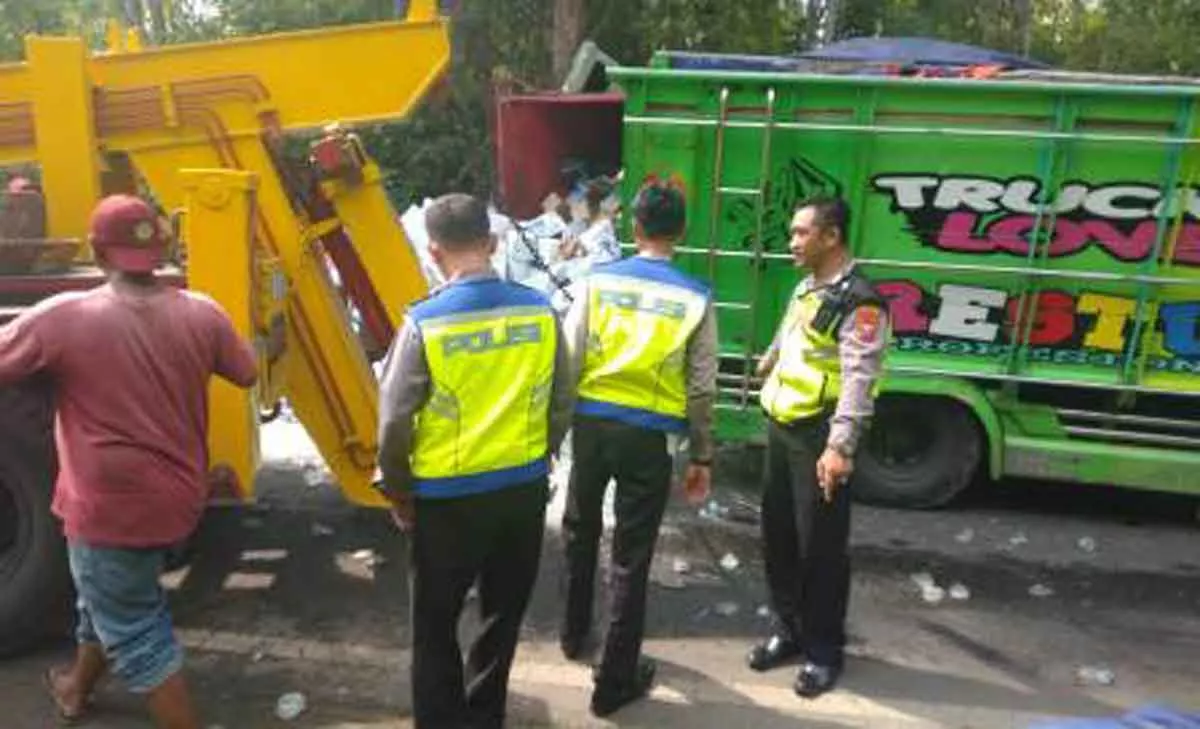 Truk Mercedes Benz Tabrak Pohon di Bangkalan