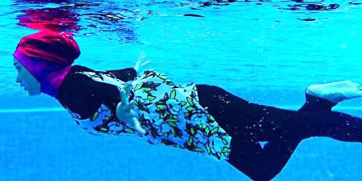Ini Hukum Muslimah Berenang di Kolam Umum