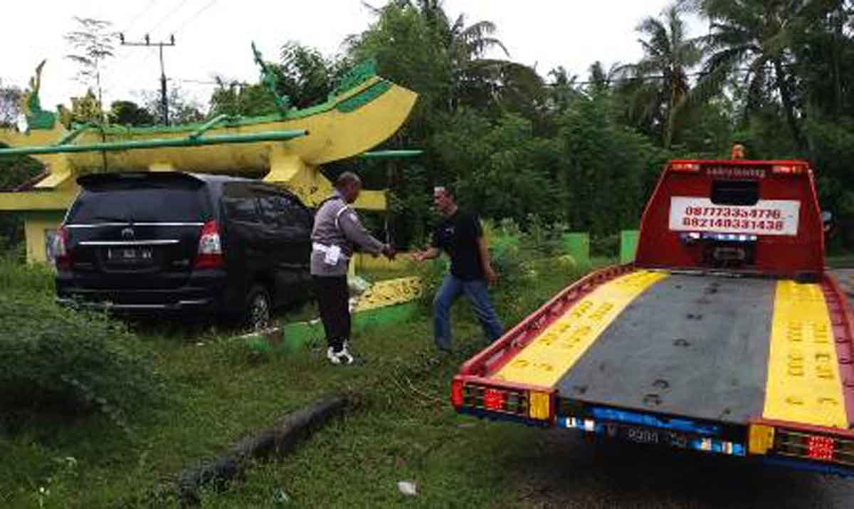 Warga Tuban, Innova Hantam Tugu Kongjukongan di Sumenep