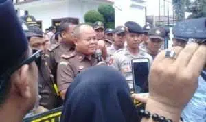 Kajari Sampang Didesak Mundur Saat Temui Massa Aksi Dugaan Korupsi DD