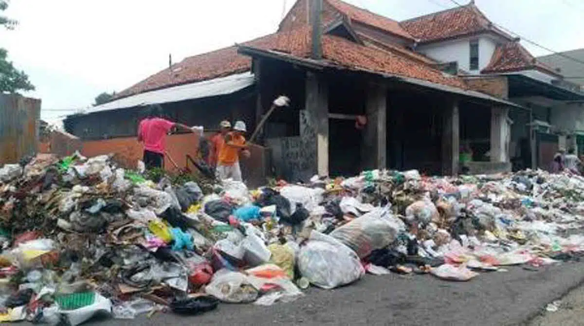 Bangkalan Darurat Sampah, 200 Ton Tertahan di TPS dan Berserakan di Wilayah Kota