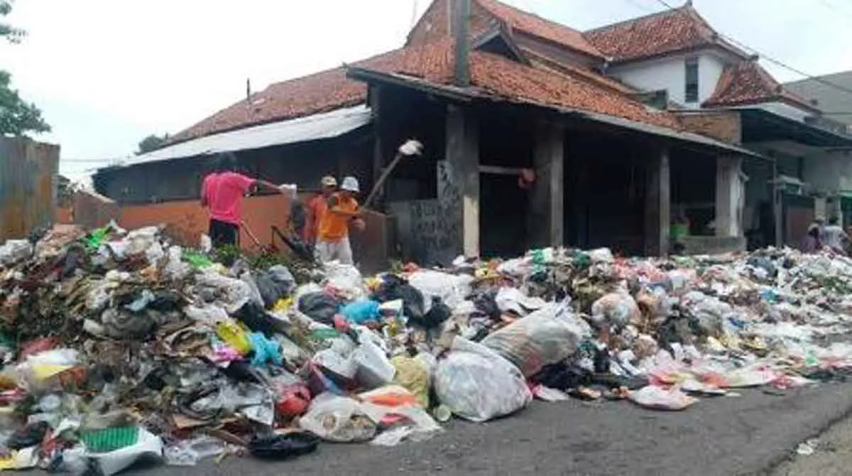 Bangkalan Darurat Sampah, 200 Ton Tertahan di TPS dan Berserakan di Wilayah Kota