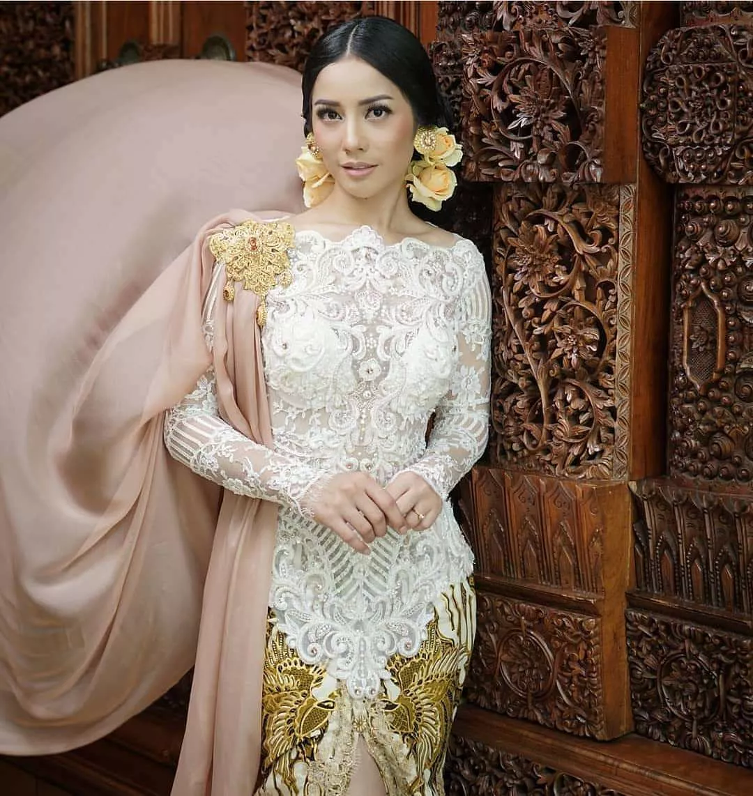 20+ Model Kebaya Terbaru 2023 - Portalmadura.com Model Kebaya Putih Masa kini