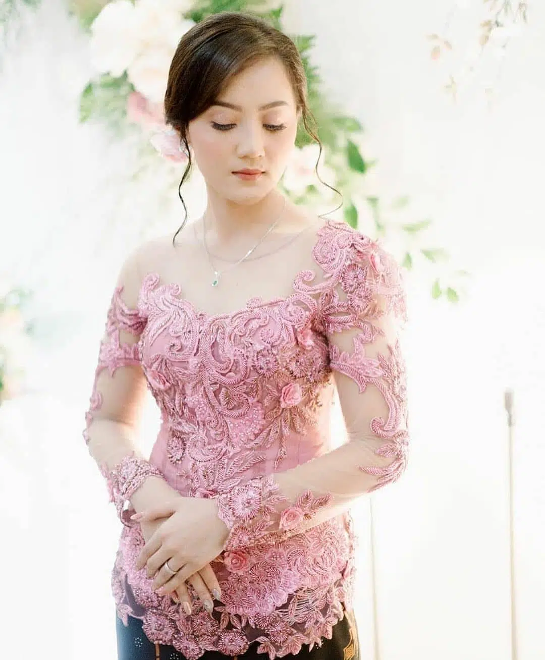Model Kebaya Modern merah muda