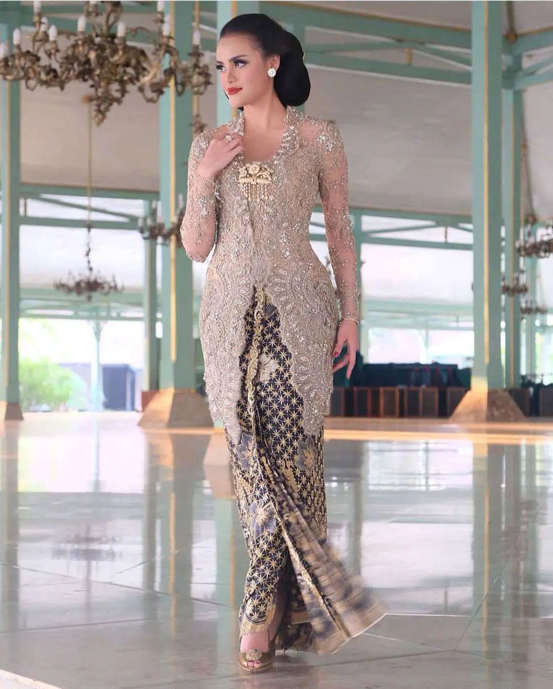 Model kebaya modern 2020 terbaru
