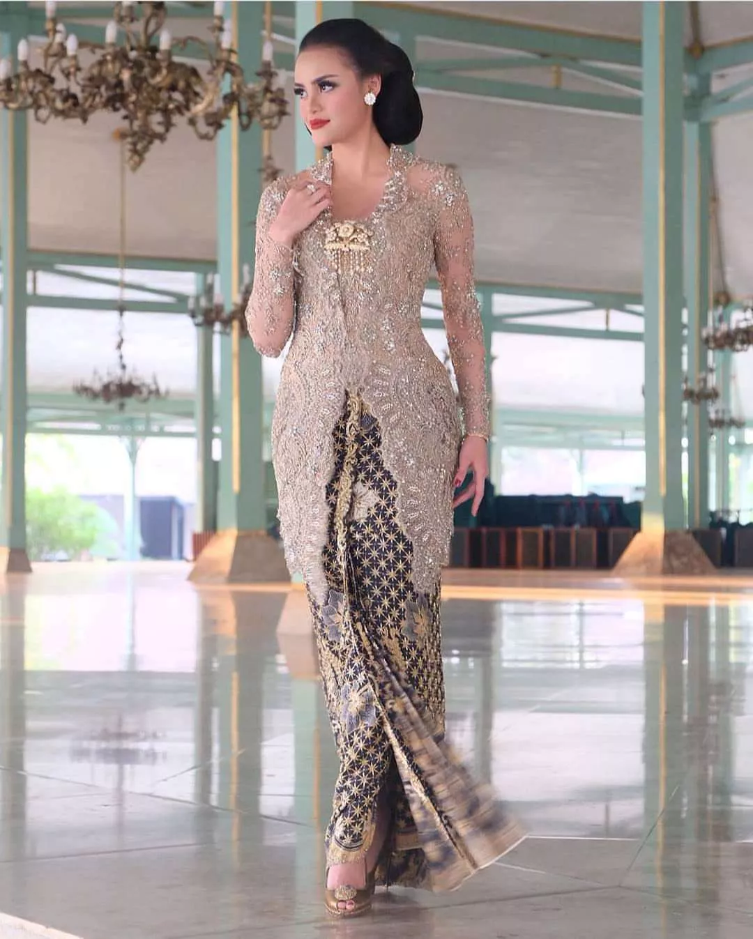 20+ Model Kebaya Terbaru 2023 - Portalmadura.com Model kebaya modern 2020 terbaru