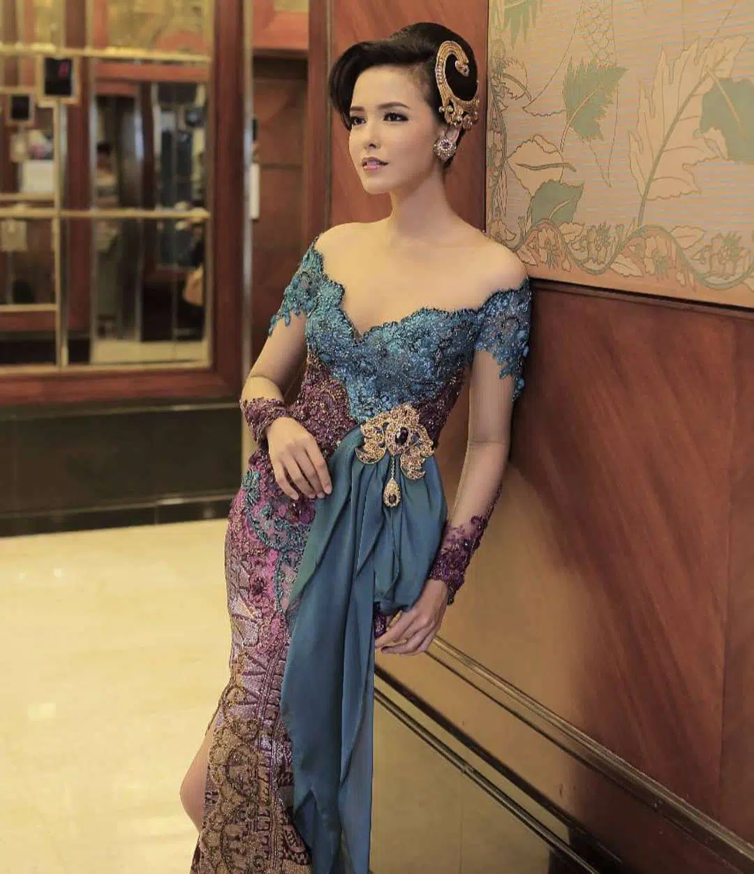 Model kebaya modern brokat biru kombinasi terpopuler