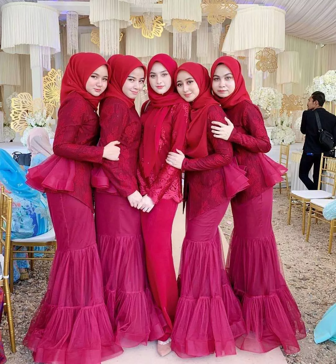 20+ Model Kebaya Terbaru 2023 - Portalmadura.com Model kebaya modern hijab abg merah
