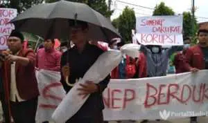 Nilai Sumenep Darurat Korupsi, IMM Demo Kantor Dewan