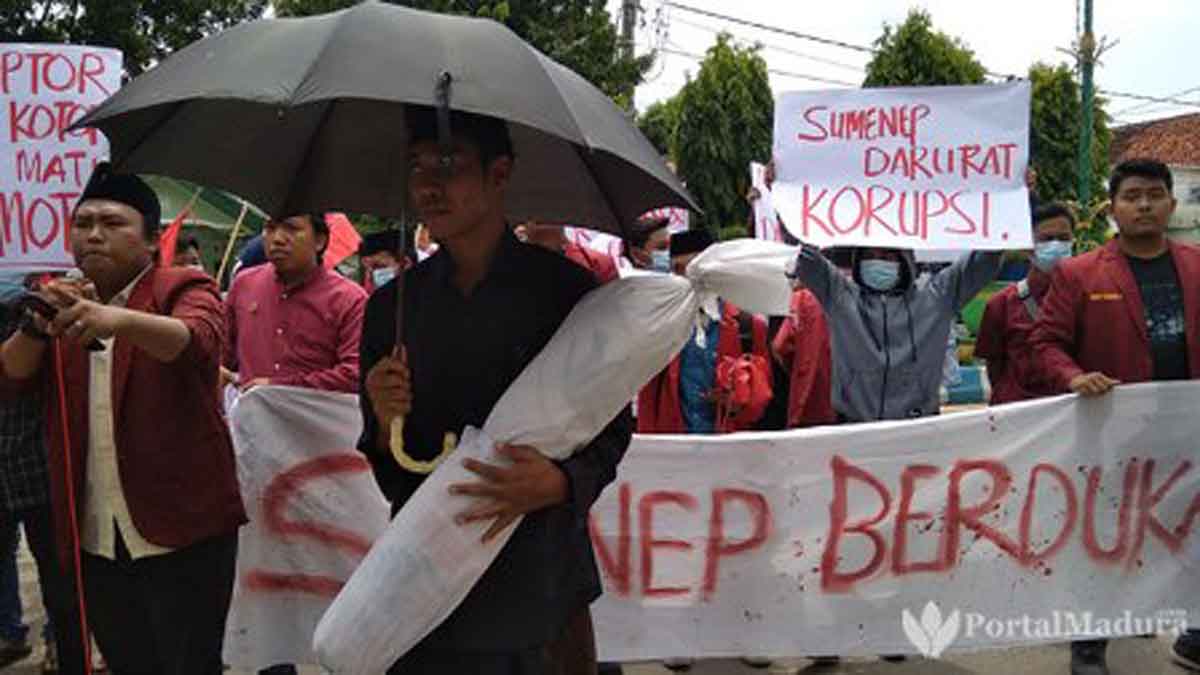 Nilai Sumenep Darurat Korupsi, IMM Demo Kantor Dewan