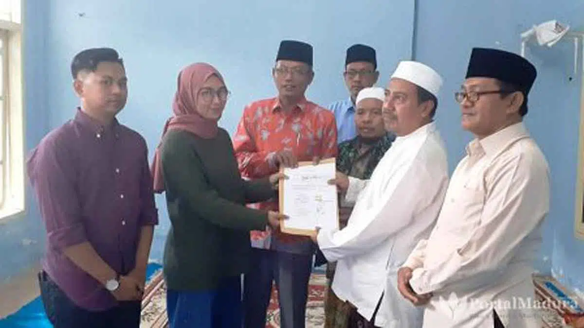NU Pamekasan Bimbing Wanita Asal Batam Masuk Islam