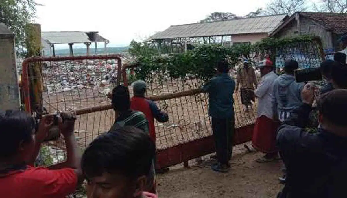 TPA Desa Buluh Disegel Warga Bangkalan