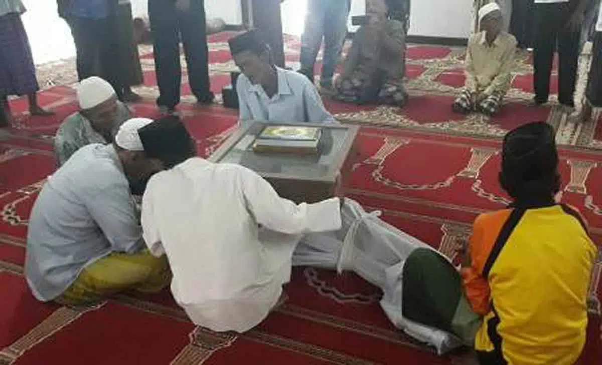 Prosesnya Ngeri! Warga Pamekasan Jalani Sumpah Pocong