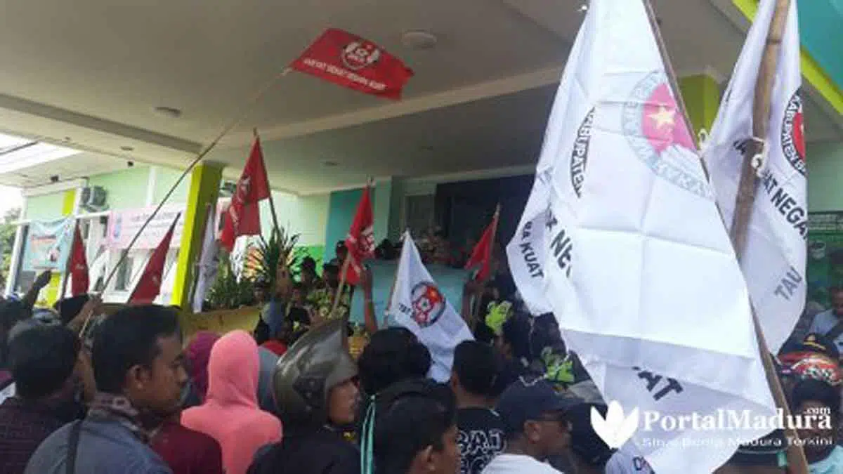 Soal PBID, Warga Geruduk Dinkes Bangkalan