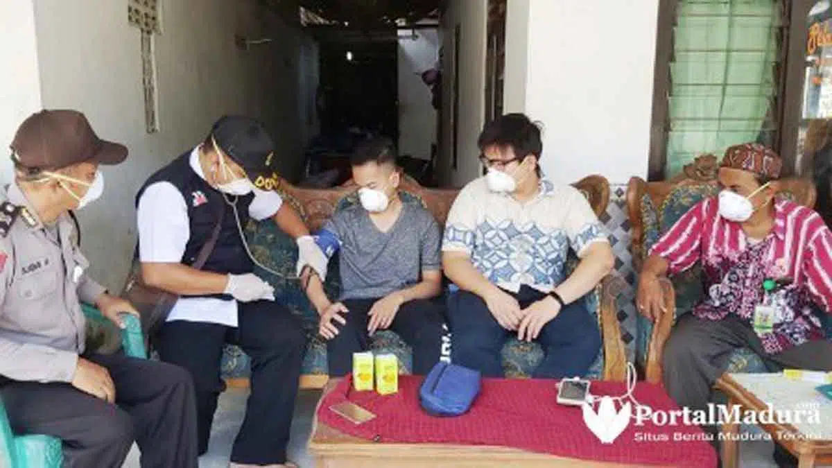 Tim Surveilans Sumenep Periksa Kesehatan Siswa SMA China asal Batuputih Laok
