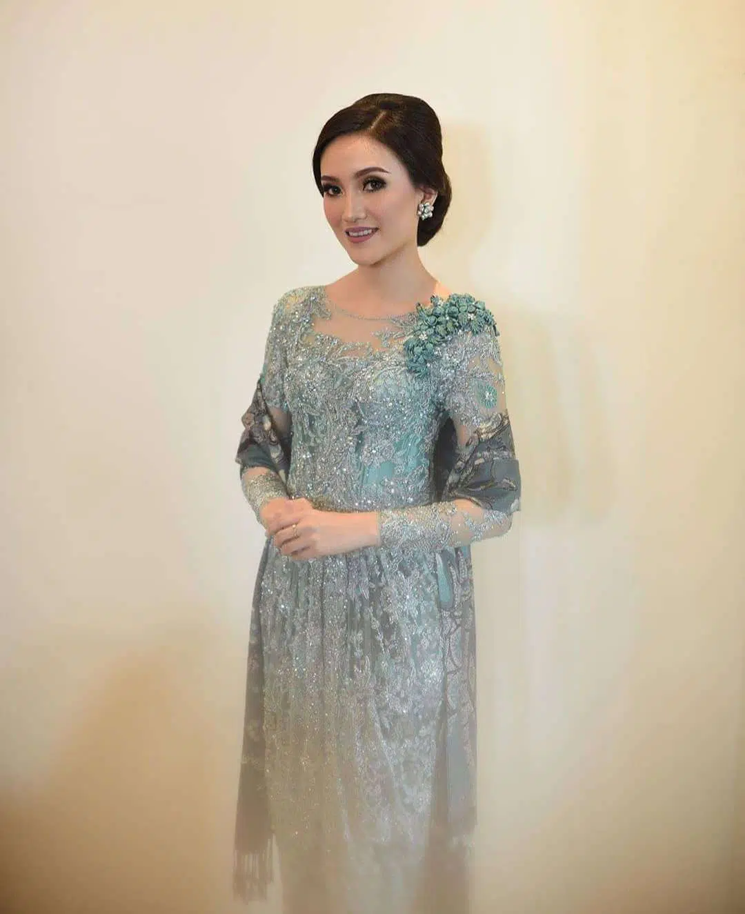 model kebaya brokat among tamu