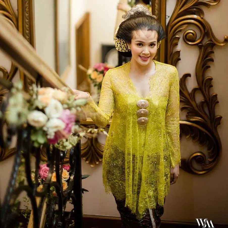 ide model kebaya brokat anak muda