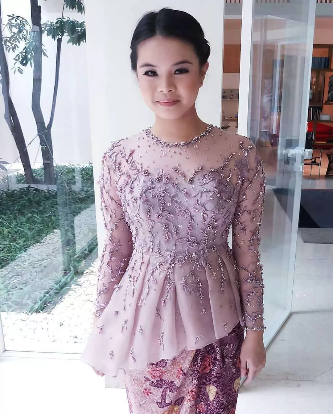 gambar kebaya brokat anggun