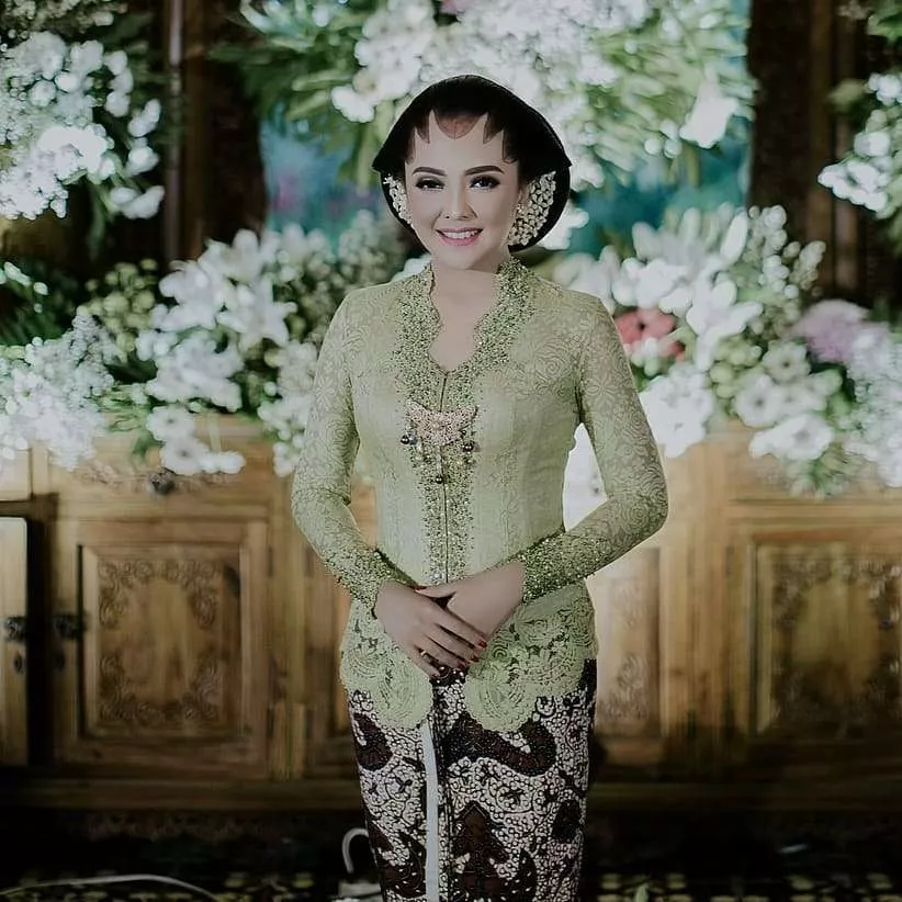 20+ Model Kebaya Terbaru 2023 - Portalmadura.com model kebaya brokat tunik 2020