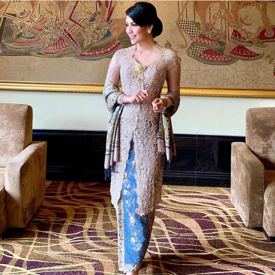 model kebaya brokat warna krem