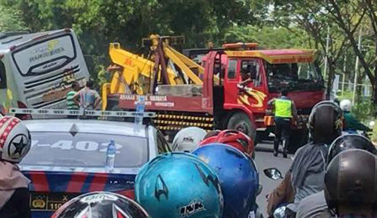 Terpaksa Banting Setir, Pengemudi Bus Merasa Ada Penyeberang Jalan