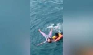 Viral Video Detik-detik Ibu Pencuri Emas 1,5 Ons Lompat ke Laut Sumenep