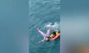 Viral Video Detik-detik Ibu Pencuri Emas 1,5 Ons Lompat ke Laut Sumenep