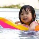 Lakukan 5 Persiapan Sebelum Mengajak Anak Berenang