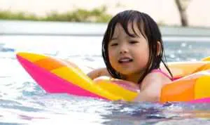 Lakukan 5 Persiapan Sebelum Mengajak Anak Berenang